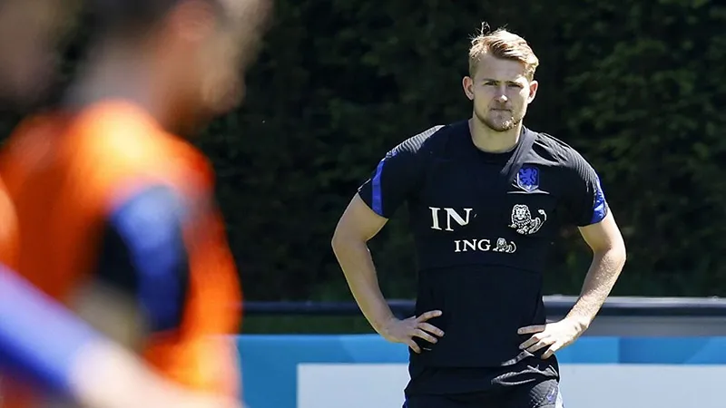 Matthijs de Ligt durante una sesión con Países Bajos