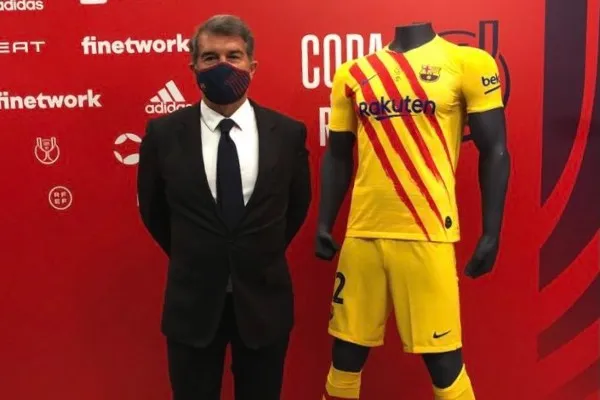 TWITTER @JoanLaportaFCB Joan Laporta posa junto al uniforme del Barça