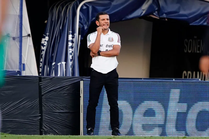 Jimmy Lozano observando un juego del Tri