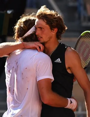 Tsitsipas y Zverev se abrazan