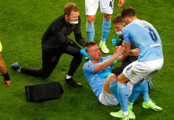 AP De Bruyne con golpe en el ojo durante la Final de la Champions
