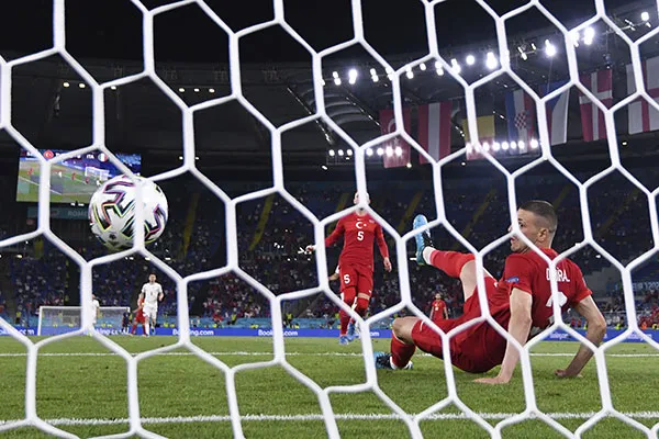 AP El autogol de Merih Demiral