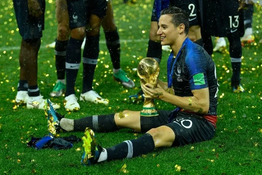 IMAGO7 Thauvin con la Copa del Mundo