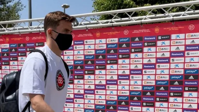 TWITTER @SeFutbol Diego Llorente llegando a la concentración de la selección española