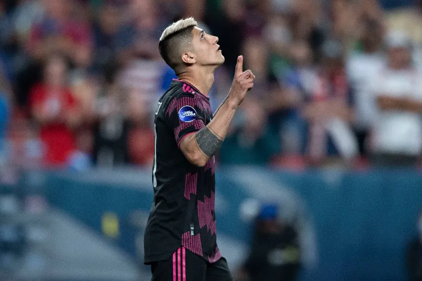 Alan Pulido en un partido de la Selección Mexicana