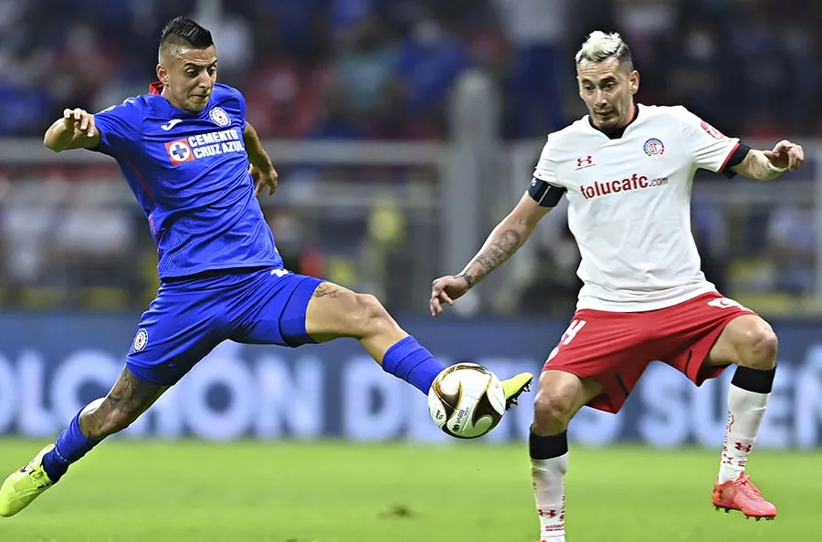 Sambueza en partido contra Cruz Azul