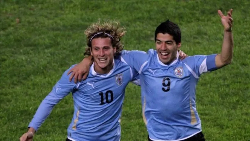ESPECIAL Forlán y Suárez en un partido de Uruguay