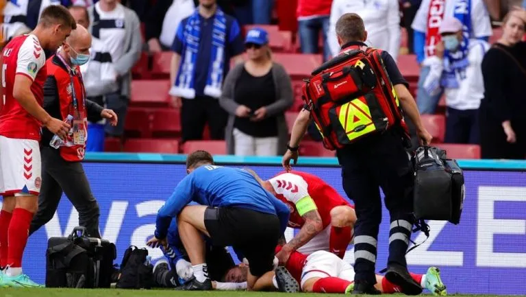 EFE Paramédicos auxilian a Christian Eriksen