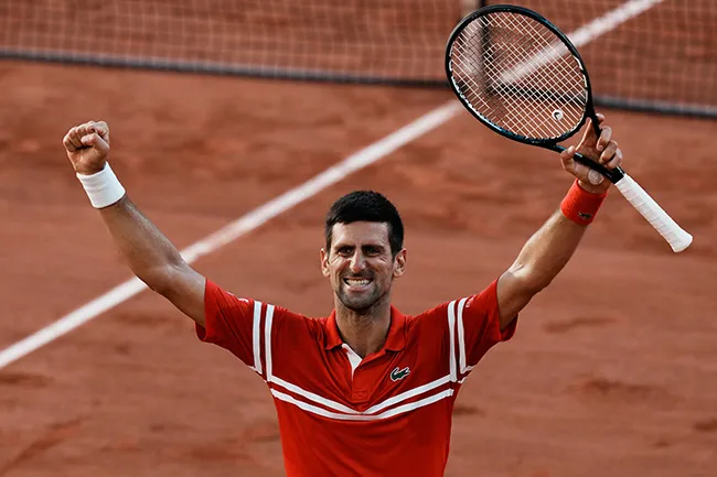 Nole festeja su triunfo en la tierra parisina