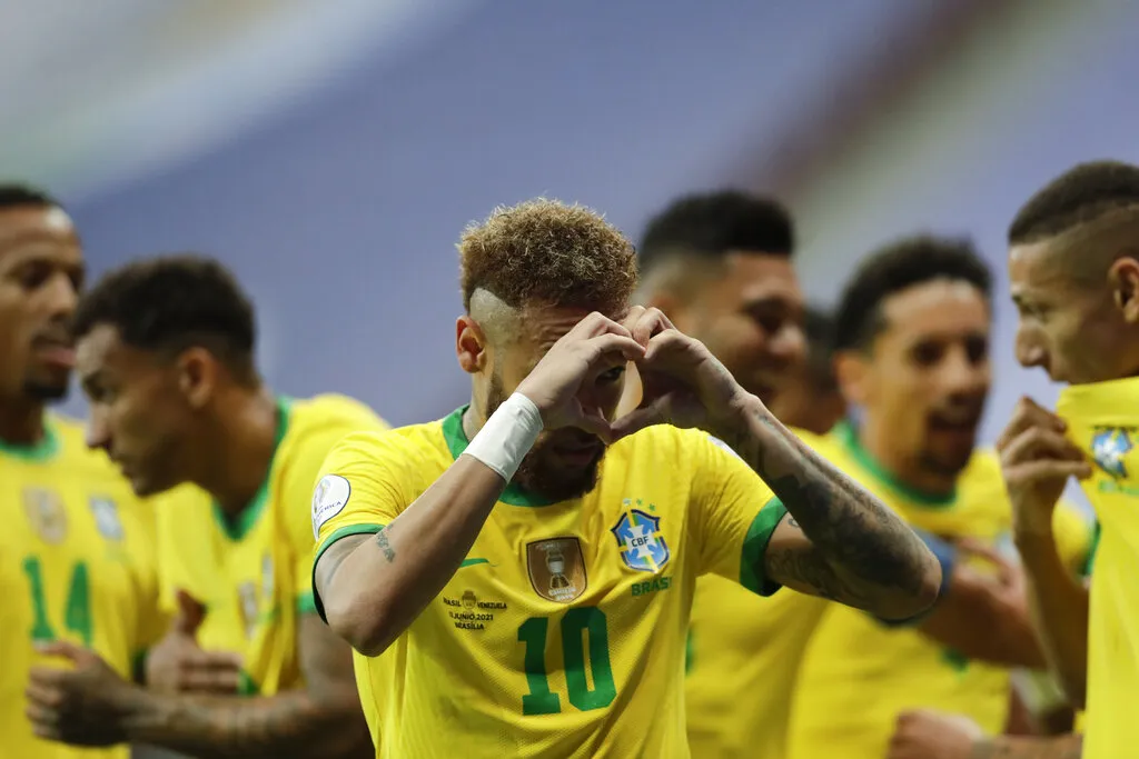 Neymar festeja una diana con Brasil