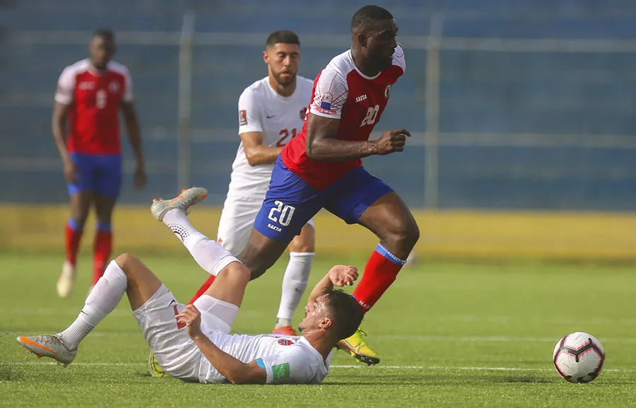 Frantzdy Pierrto supera a Stephen Eustaquio