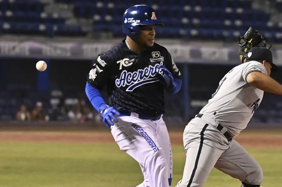 Erick Aybar en corrido de bases