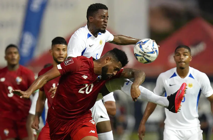 Aníbal Godoy de Panamá y Alberto Suently de Curazao pelean el balón