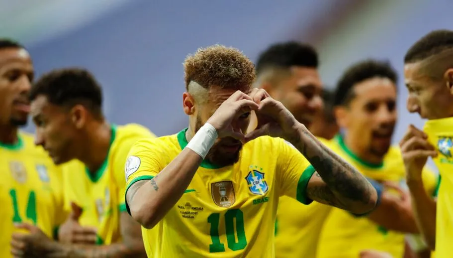 Neymar festeja una diana con Brasil