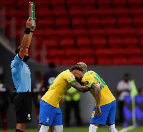 Neymar abandona el campo por lesión