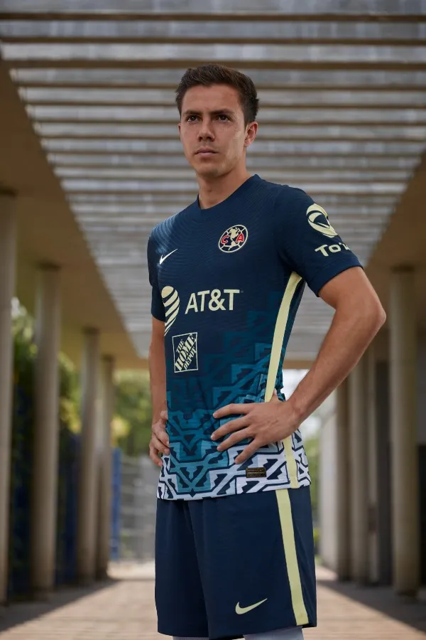Sebastián Córdova con el nuevo uniforme de visita