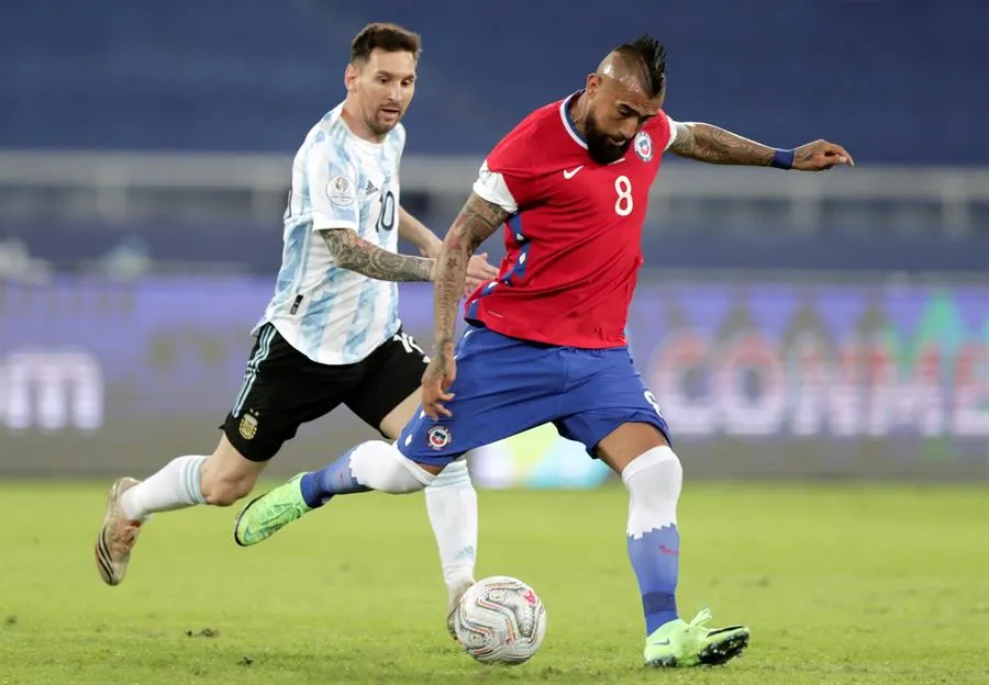 Arturo Vidal durante un partido con Chile