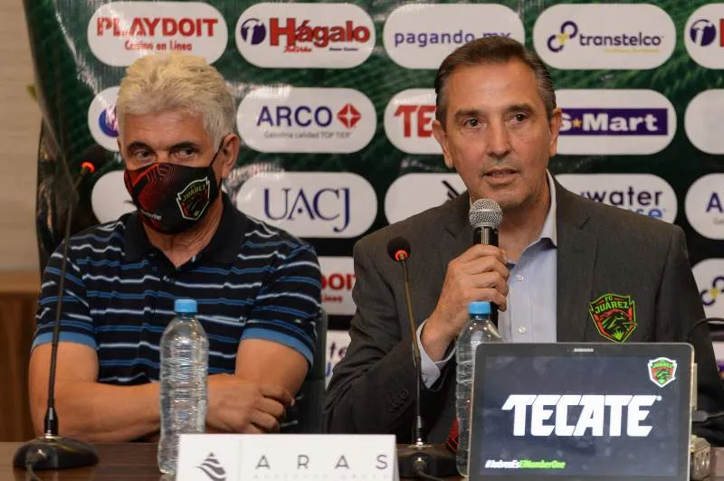 Miguel Ángel Garza en conferencia de prensa