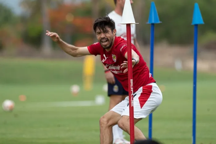 Oribe Peralta en práctica con Chivas