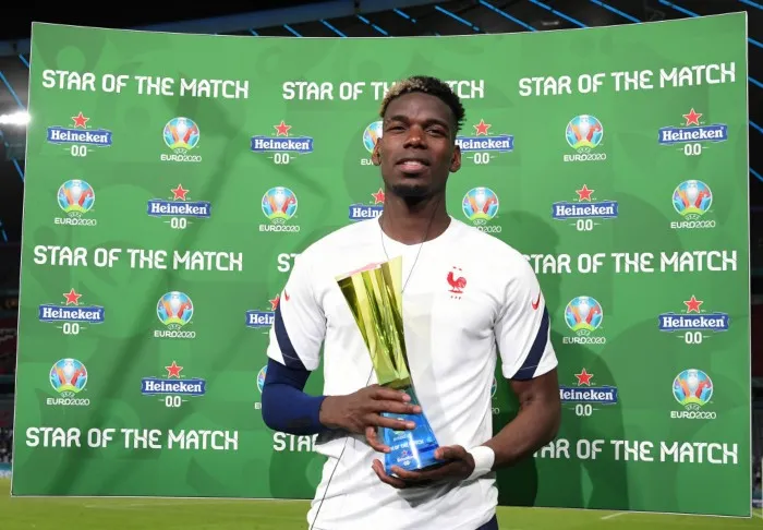 UEFA Paul Pogba con el premio de MVP