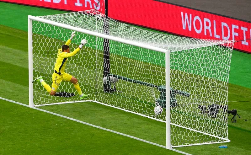 David Marshall salta para intentar alcanzar el balón