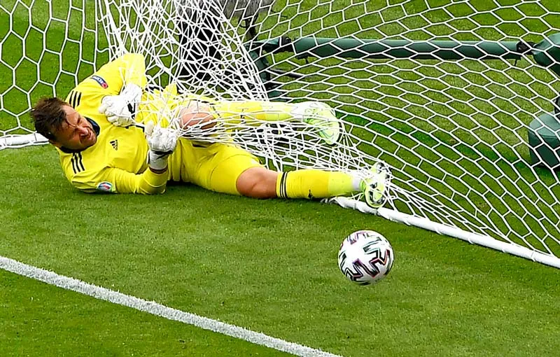 David Marshall, enredado en las redes tras el gol del checo