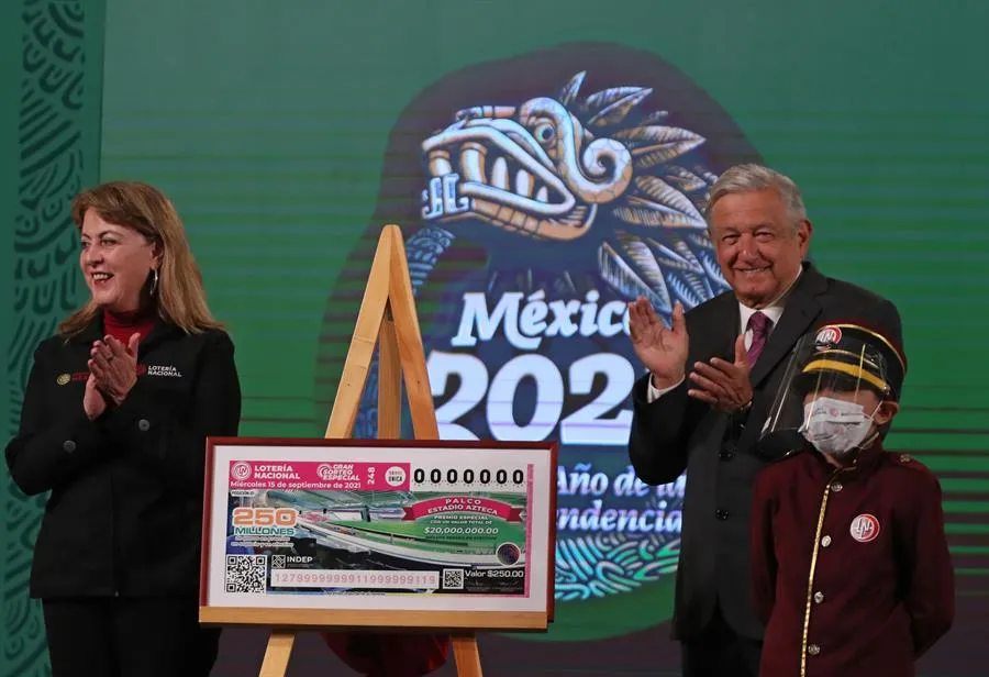 EFE AMLO y Margarita Gónzalez anunciando nueva rifa