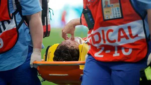 EFE Mario Fernandes sale de la cancha en camilla tras caer