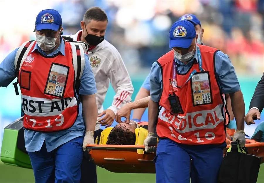 EFE El lateral ruso sale en camilla