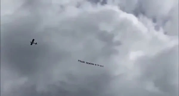 ESPECIAL Avioneta que sobrevoló la concentración de De Boer previo al partido contra Ucrania