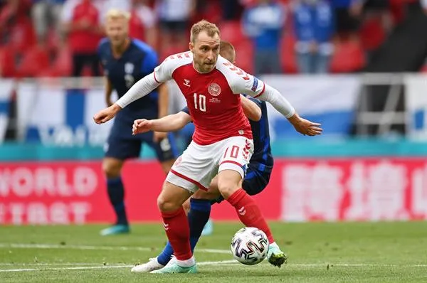 EFE Christian Eriksen en acción ante Finlandia