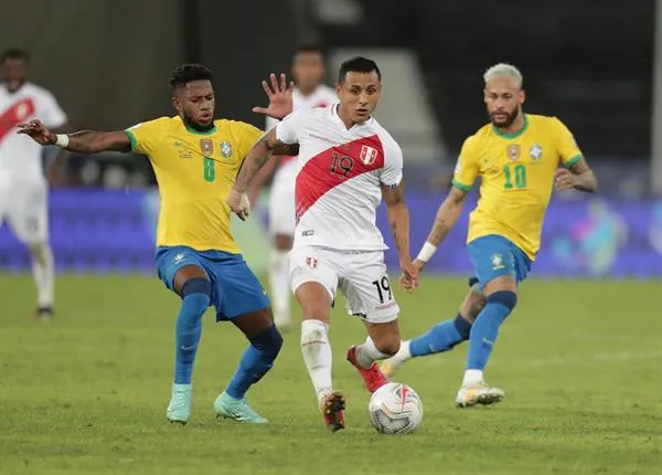 Yotún pudo hacer poco ante Brasil