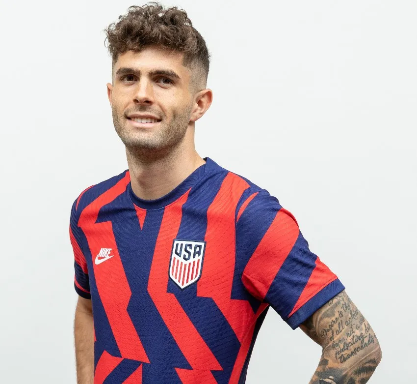 TWITTER @USMNT Pulisic posando con el nuevo uniforme de los Estados Unidos
