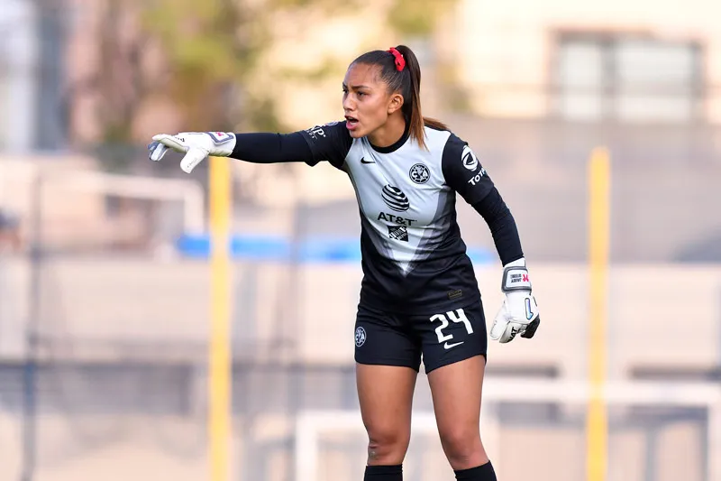 La guardameta en acción con las Águilas