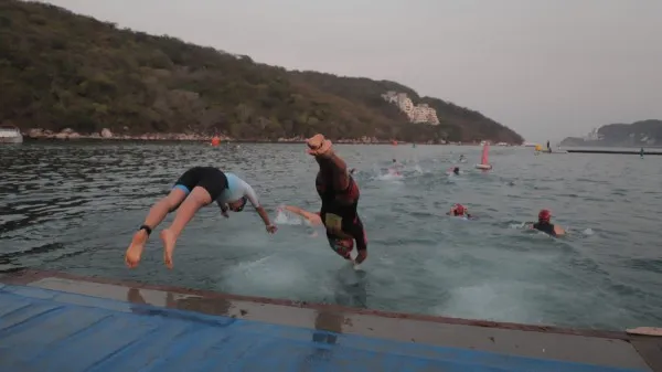 Nado en Ironman celebrado en Acapulco