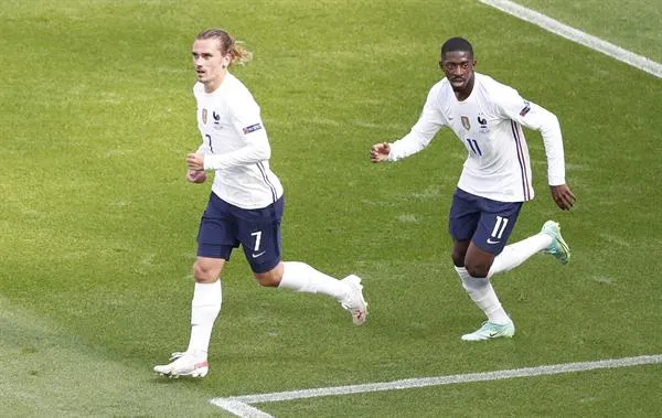Antoine Griezmann y Ousmane Dembélé en la cancha