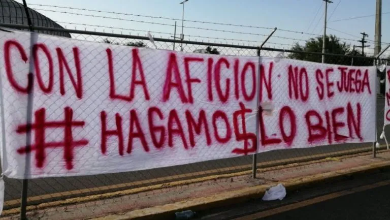 Mantas en contra de Hugo González