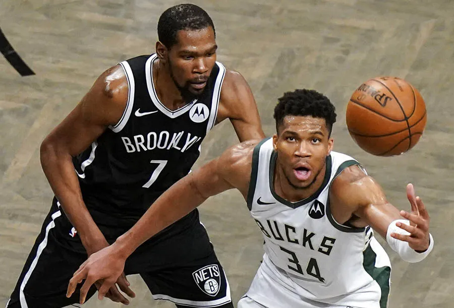 Antetokounmpo pelea el balón con Kevin Durant