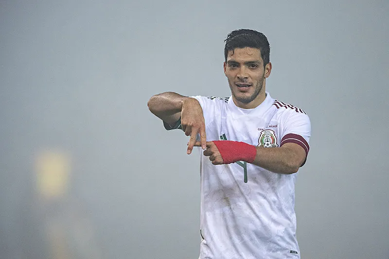 Raúl Jiménez festeja un gol con el Tricolor