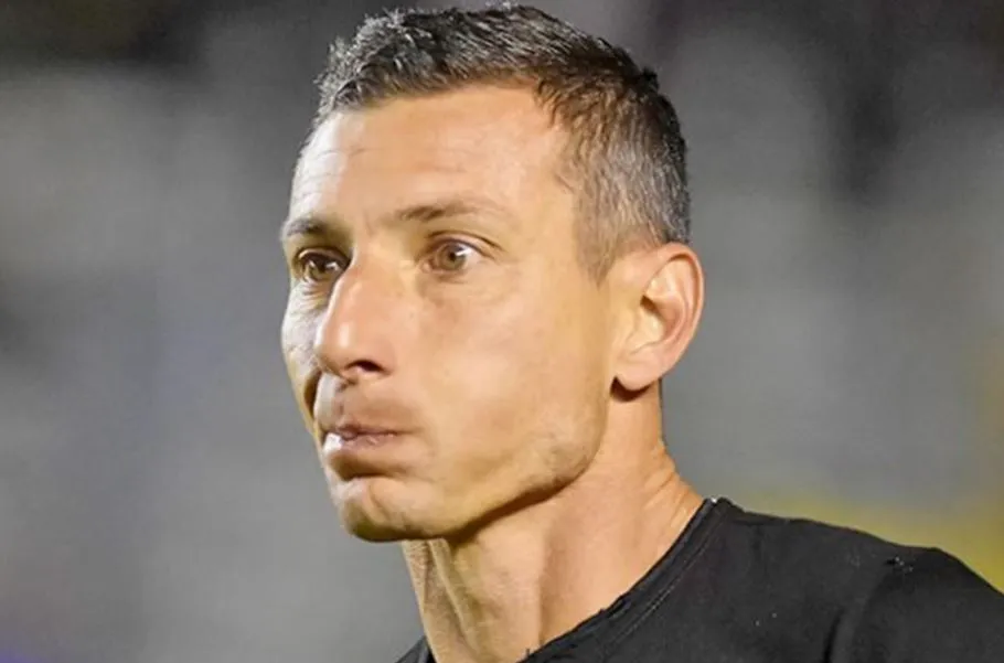 Escobar sigue las acciones de sus pupilos