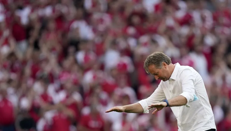 EFE Kasper Hjulmand durante un partido con Dinamarca