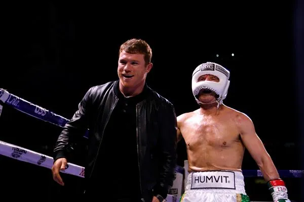 EFE Canelo con Julio César