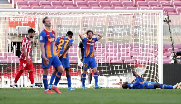 Jugadores del Barcelona reaccionan durante partido