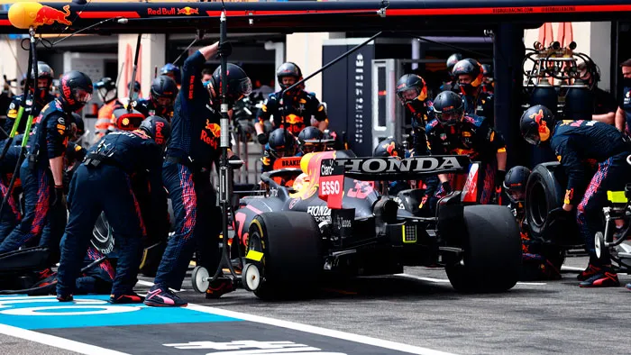 El mexicano haciendo su parada en pits