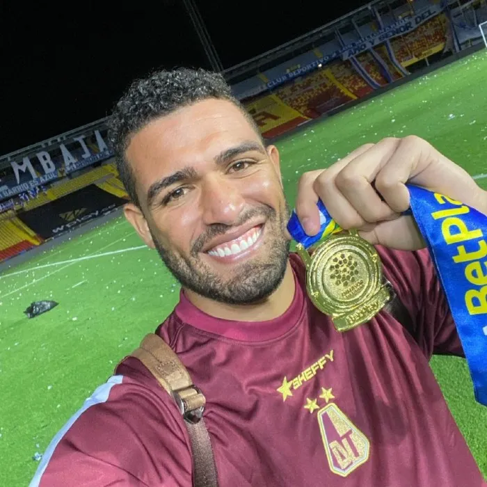 Álvaro Montero con la medalla de Campeón