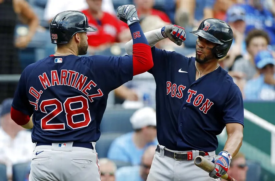J.D. Martinez es felicitado por Xander Bogaerts tras conectar jonrón