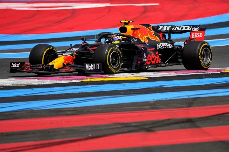 Checo Pérez celebrando campeonato