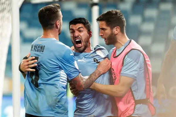 Luis Suárez celebrando su anotacion