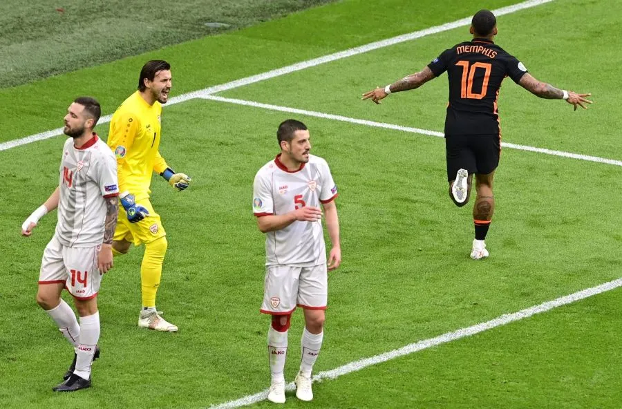 Memphis Depay festeja su anotación