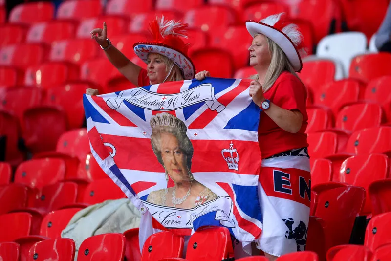 Dos aficionadas en el Wembley Stadium